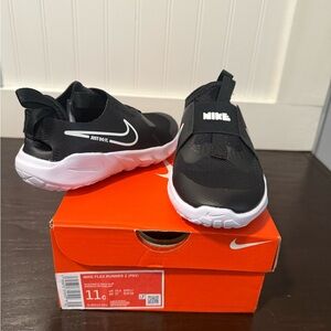 Nike Kids Flex Runner 2 Black and White Sneakers